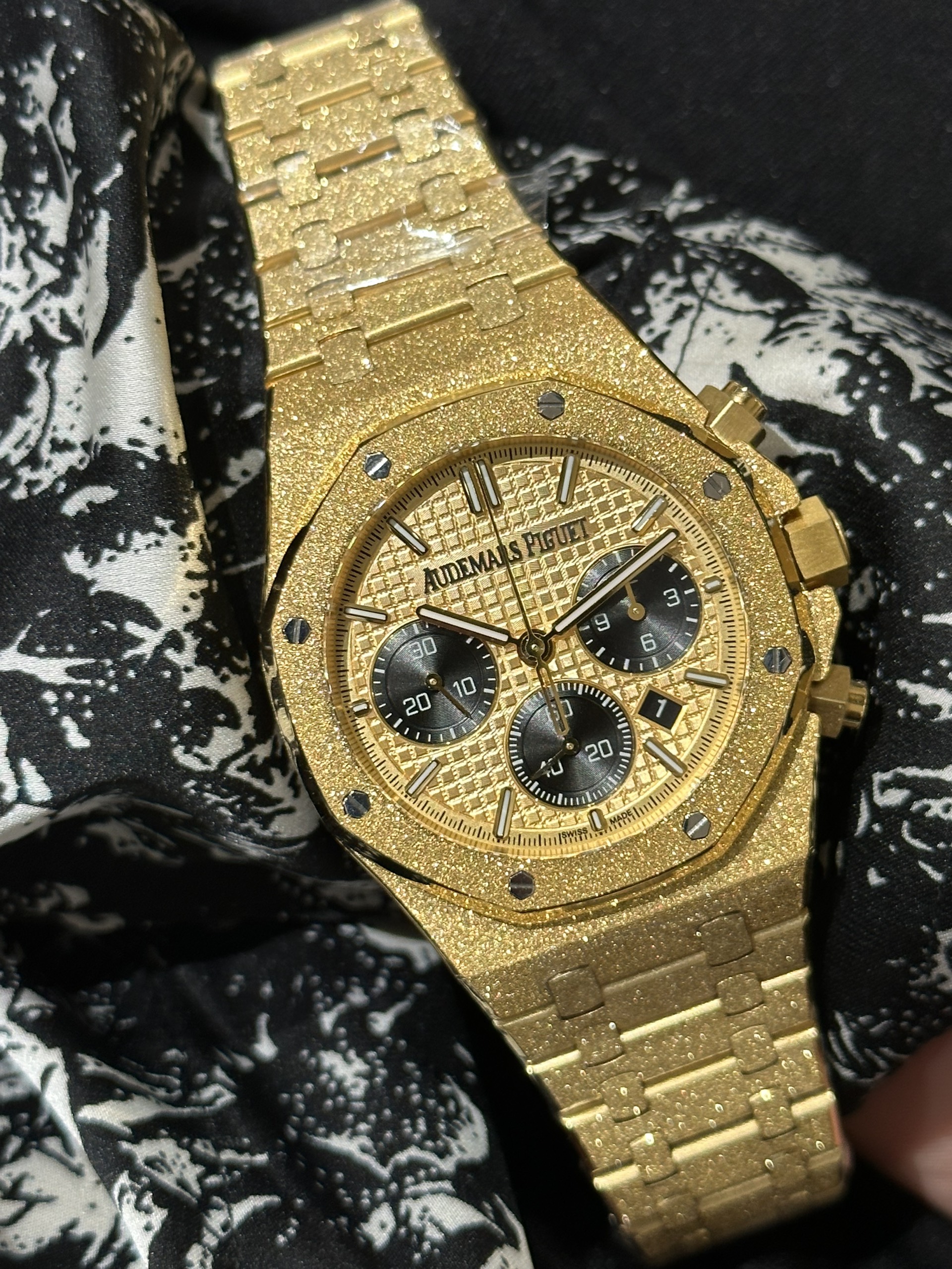 Audemars Piguet Royal Oak 26331 Frosted Gold Replica Watches (4) Audemars Piguet Royal Oak 26331 Frosted Gold Replica Watches (1)