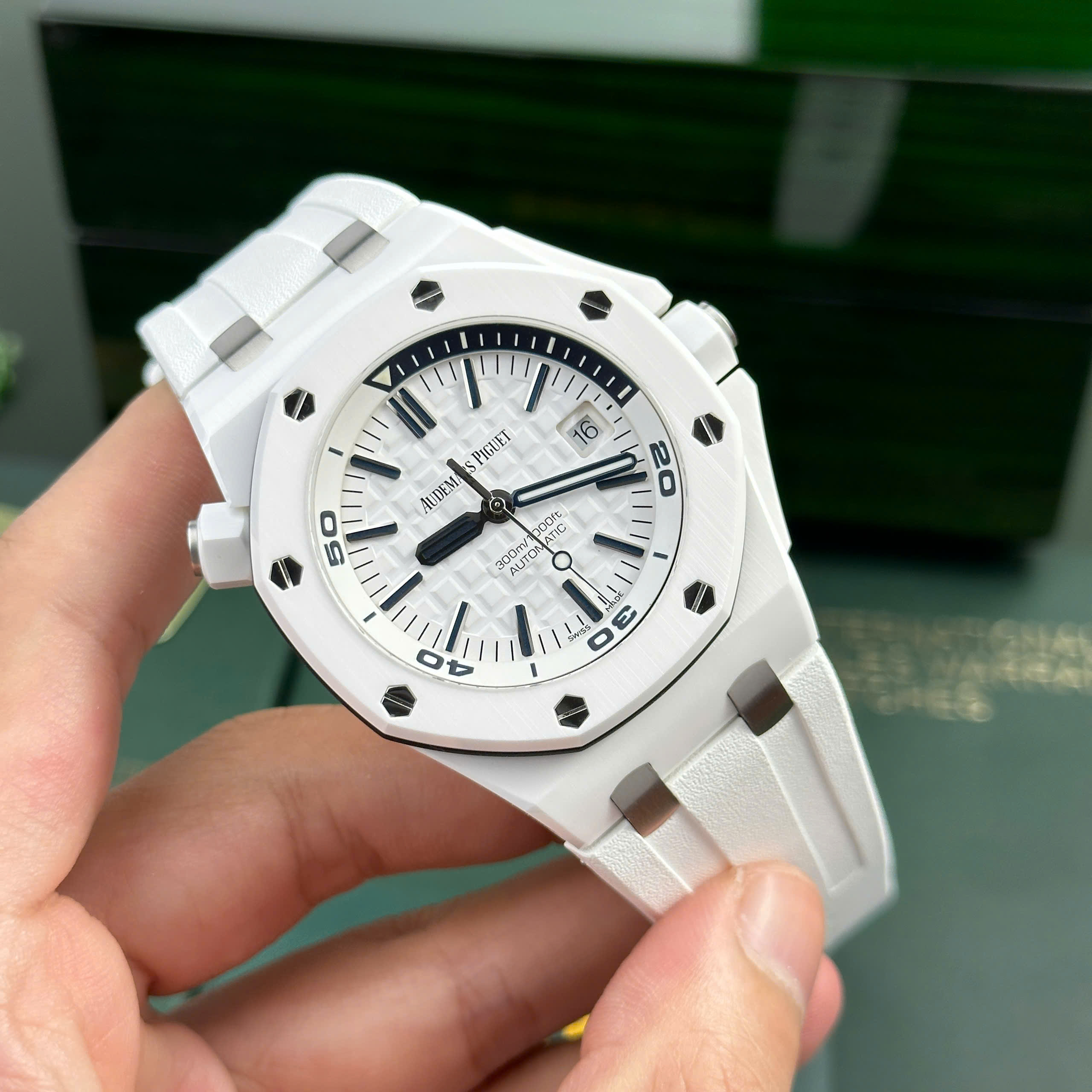 Audemars Piguet Royal Oak Offshore 15707CE White Replica APS 42mm (2) Audemars Piguet Royal Oak Offshore 15707CE White Replica APS 42mm (2)