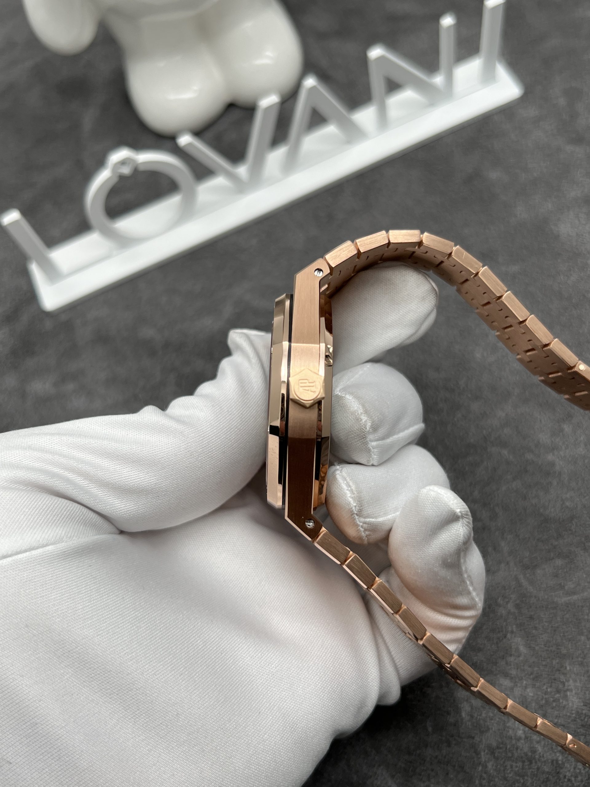 Audemars Piguet Royal Oak Tourbillon Real Gold & Natural Red Ruby Watch 41mm (5) Audemars Piguet Royal Oak Tourbillon Real Gold & Natural Red Ruby Watch 41mm (1)