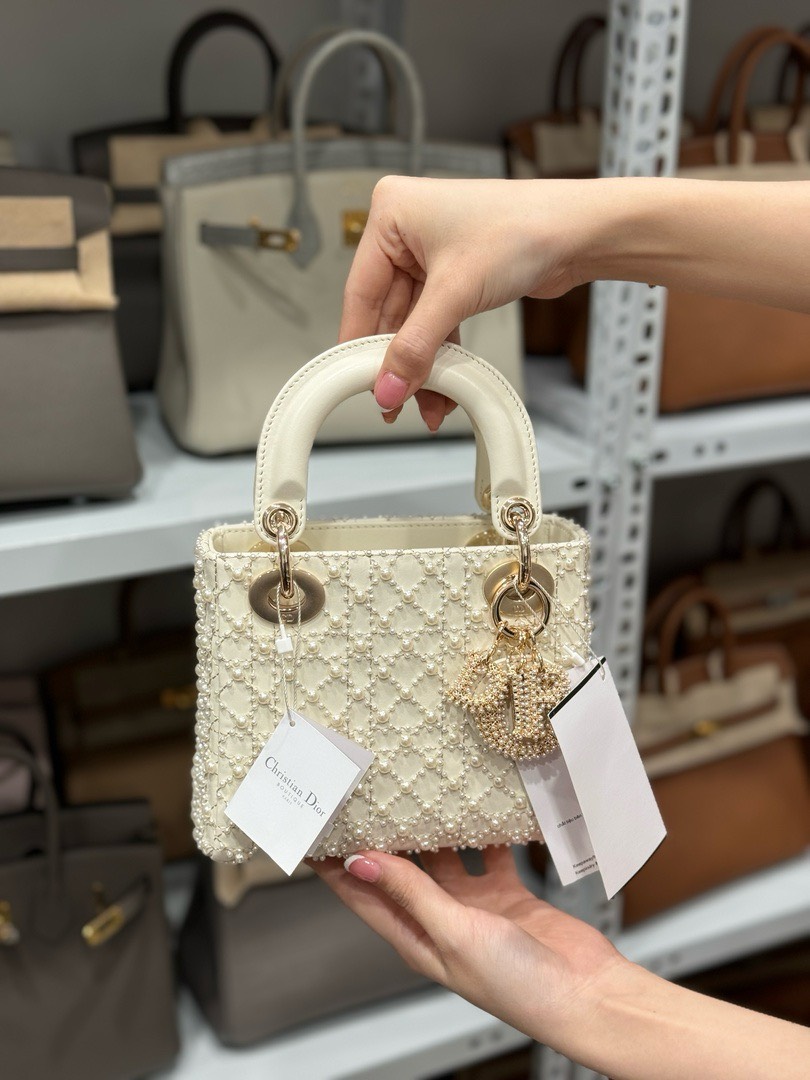 Dior Lady Womens White Replica Bags Pearls Embellishment 17cm (6) Dior Lady Womens White Replica Bags Pearls Embellishment 17cm (2)