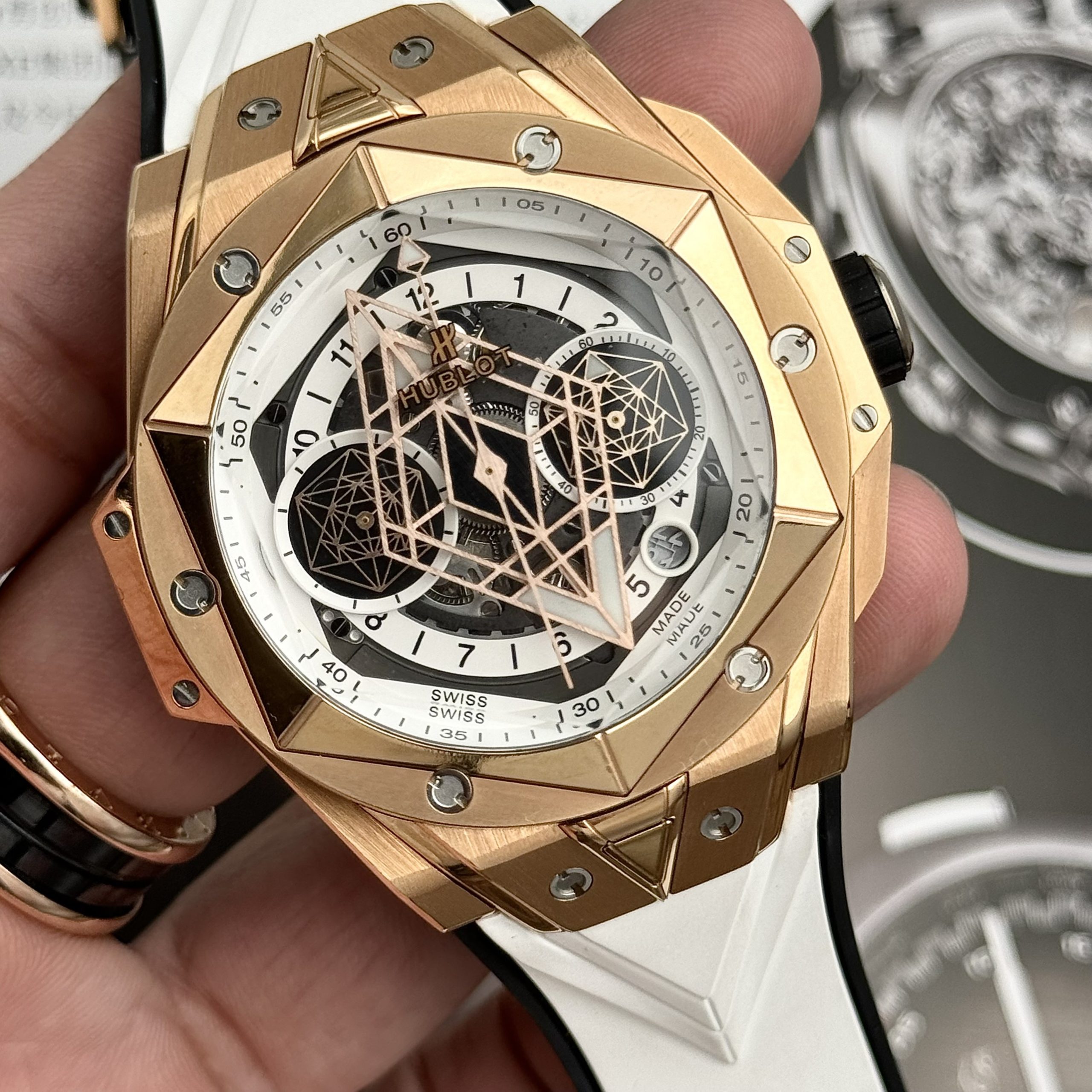 Hublot Big Bang Sang Bleu II King Gold White Replica BB Factory 45mm (1) Hublot Big Bang Sang Bleu II King Gold White Replica BB Factory 45mm (2)
