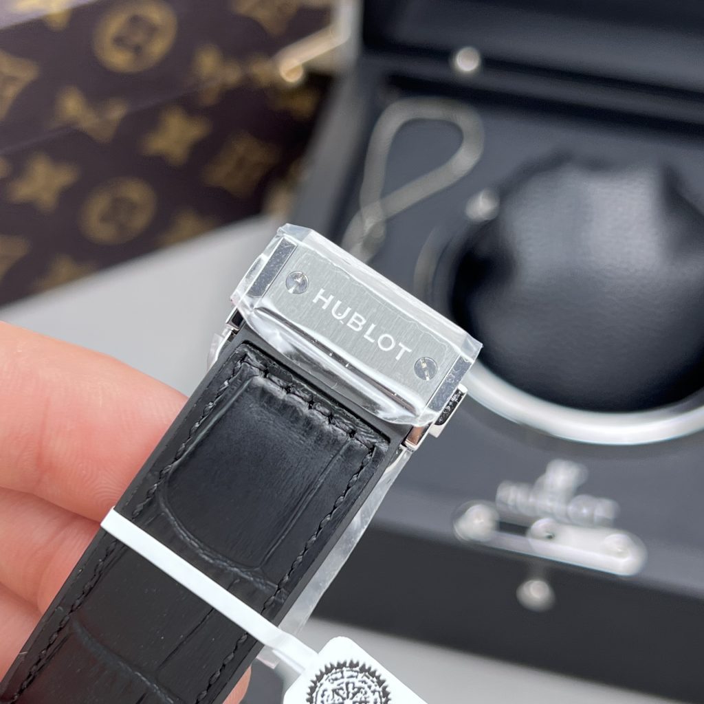 Hublot Classic Fusion Custom Full Diamonds Moissanite Replica Watches 42mm (1)