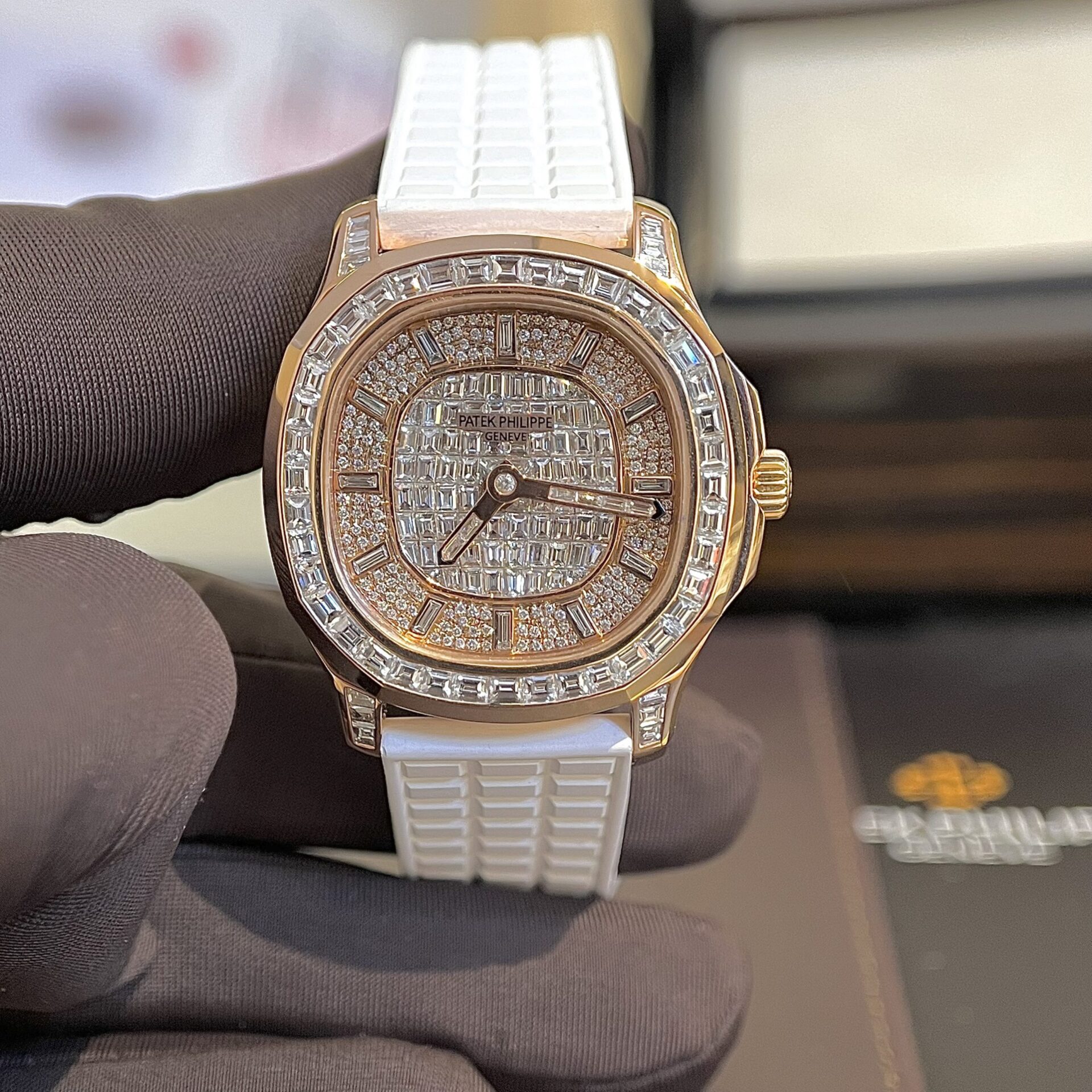 Patek Philippe Aquanaut 5062 Real Gold 18K Natural Diamonds Best Replica Watch 38 (3) Patek Philippe Aquanaut 5062 Real Gold 18K Natural Diamonds Best Replica Watch 38 (4)