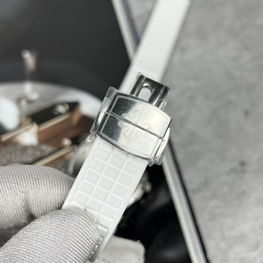 Patek Philippe Aquanaut 5067A Custom Moissanite Diamonds White (3)