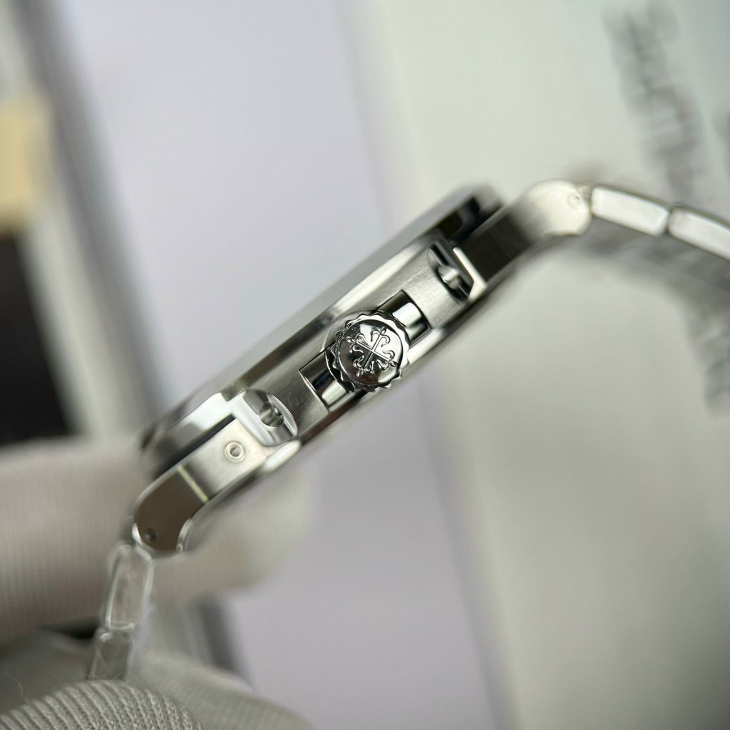 Patek Philippe Nautilus 5712 Replica Watches Stainless Steel GR Factory 40mm (1)