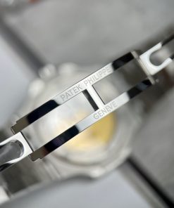 Patek Philippe Nautilus 5723 Replica Watch Green Dial Baguette Gemstones 3K 40mm (1)