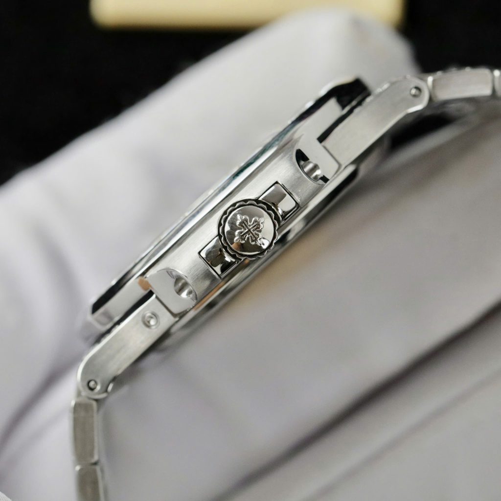 Patek Philippe Nautilus 5724 Replica Watch Custom Moissanite Diamonds Baguette PPF 40mm (2)