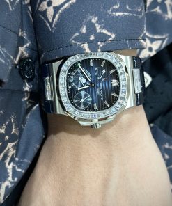 Patek Philippe Nautilus 5724G Replica Watches Blue GR Factory 40mm (2)