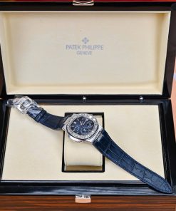 Patek Philippe Nautilus 5724G White Gold 18K Customs Naturals Diamonds 40mm (1)