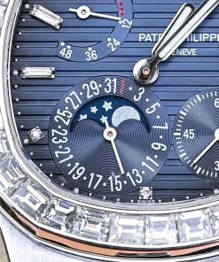 Patek Philippe Nautilus 5724G White Gold 18K Customs Naturals Diamonds 40mm (1)