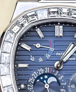 Patek Philippe Nautilus 5724G White Gold 18K Customs Naturals Diamonds 40mm (1)