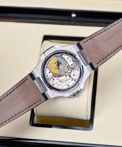 Patek Philippe Nautilus 5724G White Gold 18K Customs Naturals Diamonds 40mm (1)