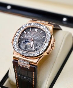 Patek Philippe Nautilus 5724R Rose Gold 18K Customs Naturals Diamonds 40mm