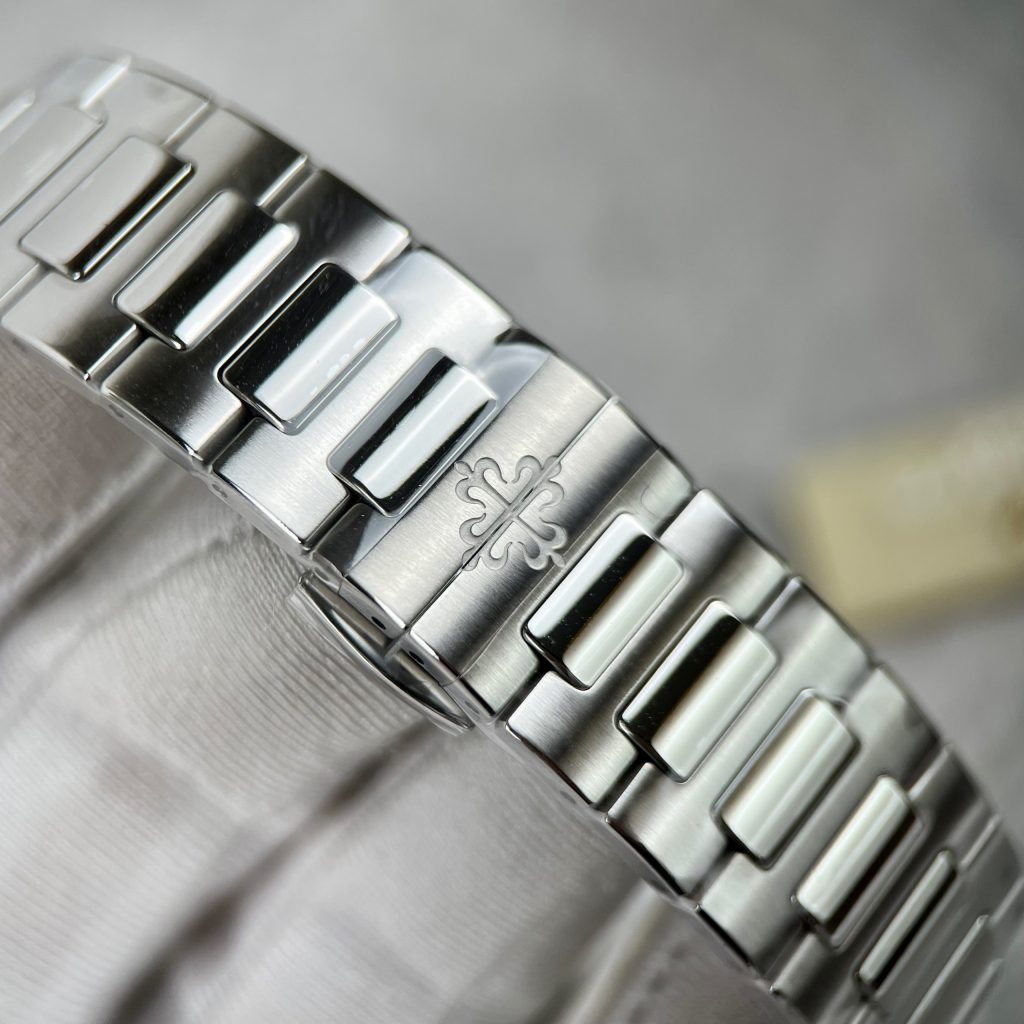 Patek Philippe Nautilus 7118 White Dial Replica Watches 3K Factory (1)