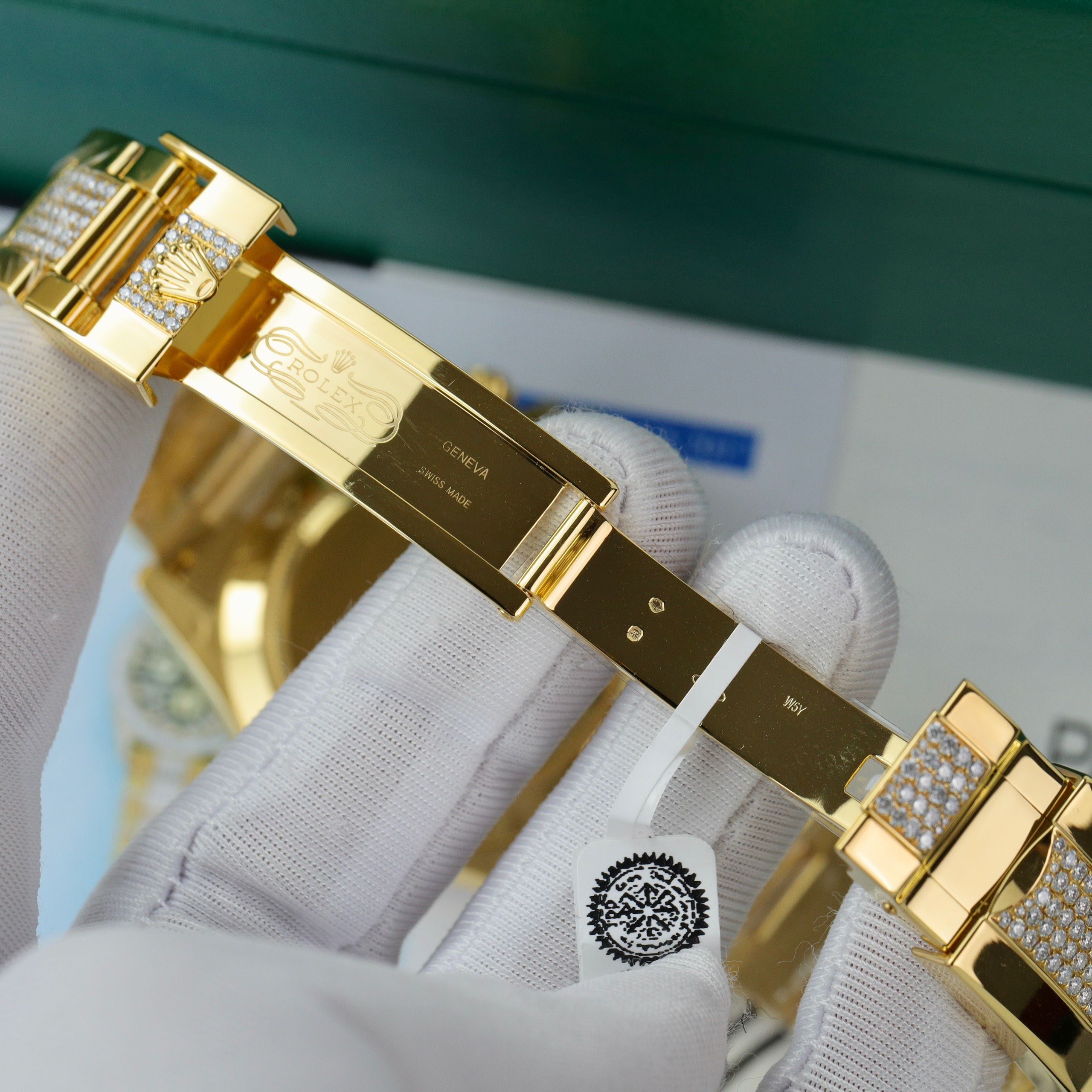 Rolex Daytona Eye Of Tiger Gold Wrapped Customs Moissanite Diamonds (12) Rolex Daytona Eye Of Tiger Gold Wrapped Customs Moissanite Diamonds (13)