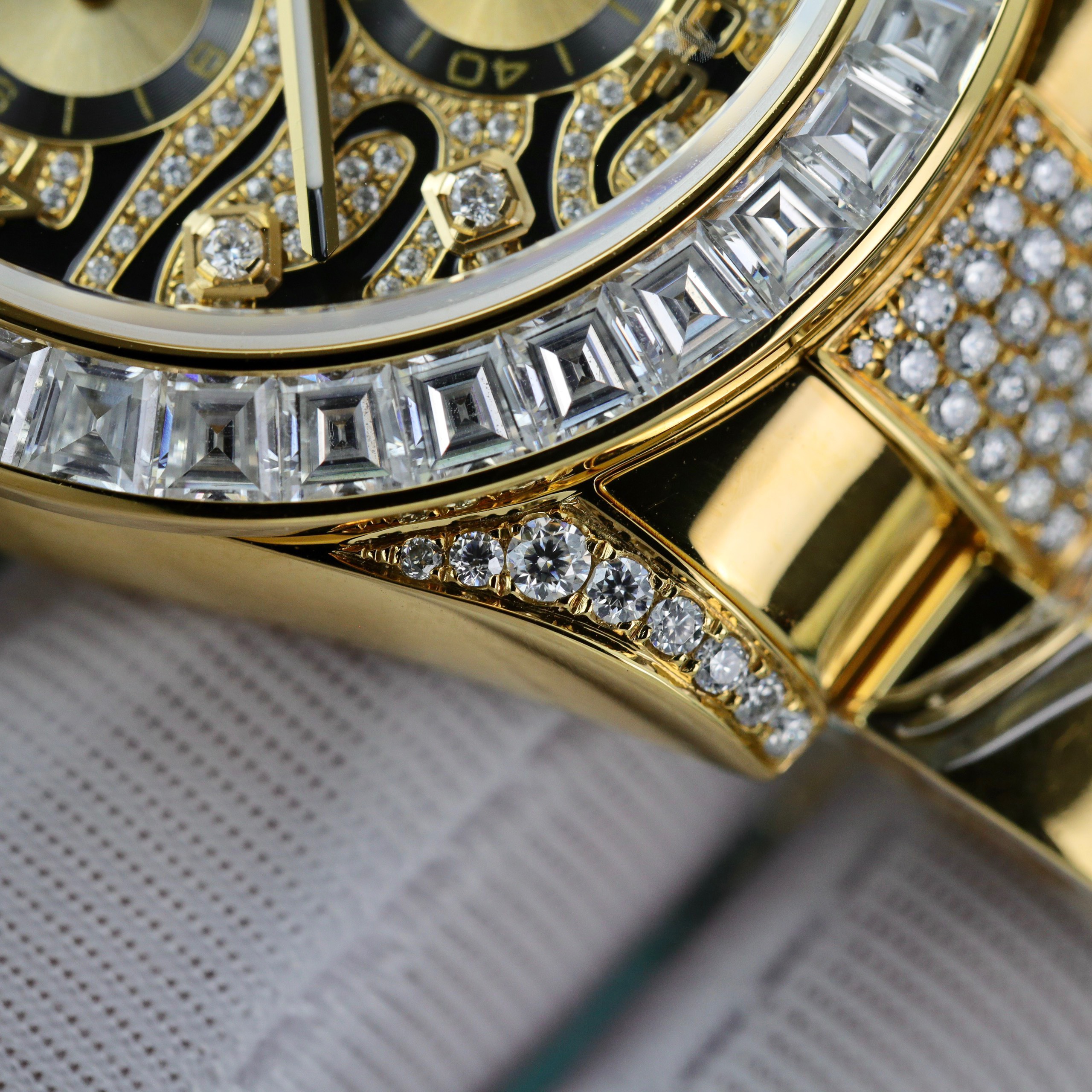 Rolex Daytona Eye Of Tiger Gold Wrapped Customs Moissanite Diamonds (7) Rolex Daytona Eye Of Tiger Gold Wrapped Customs Moissanite Diamonds (13)