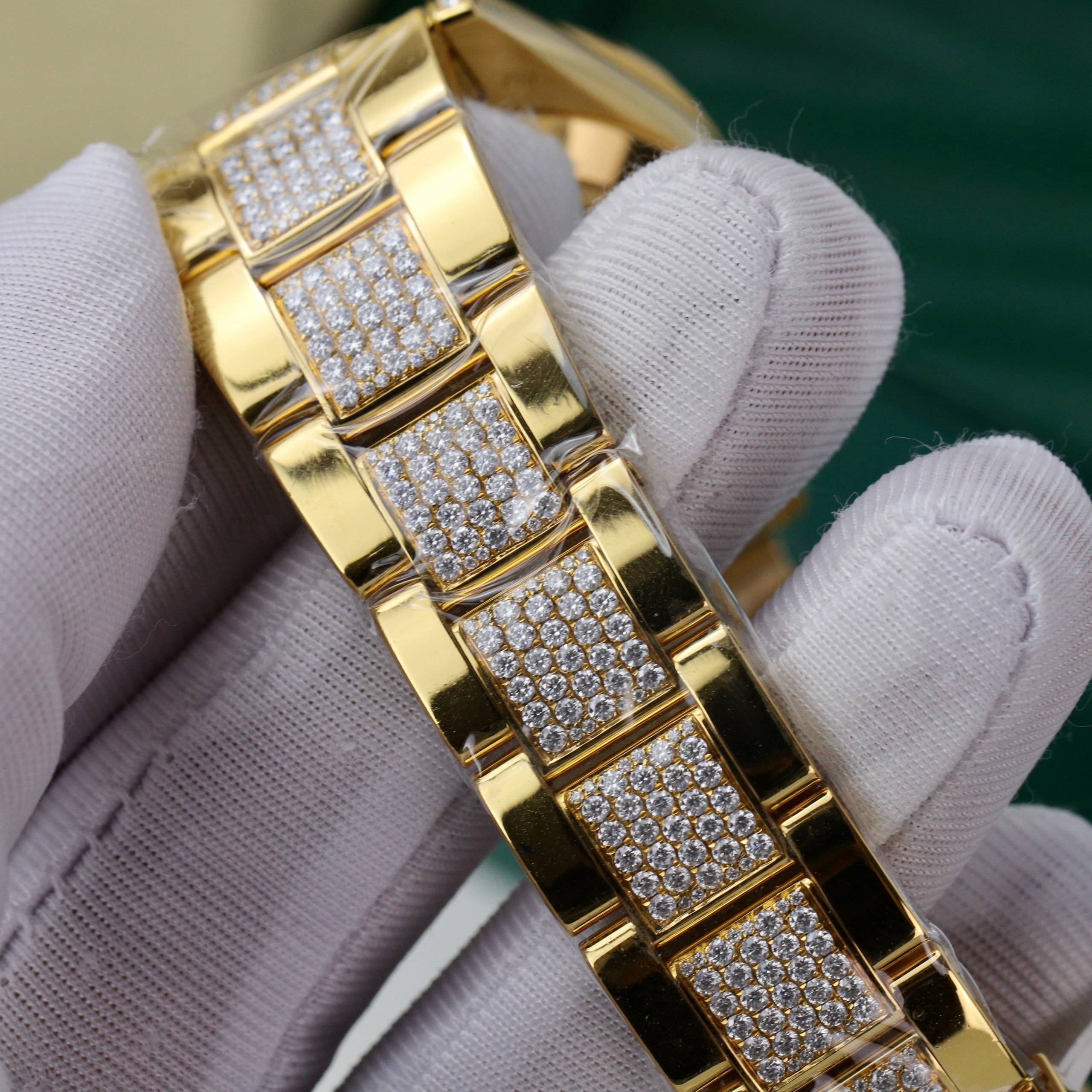 Rolex Daytona Eye Of Tiger Gold Wrapped Customs Moissanite Diamonds (8) Rolex Daytona Eye Of Tiger Gold Wrapped Customs Moissanite Diamonds (13)
