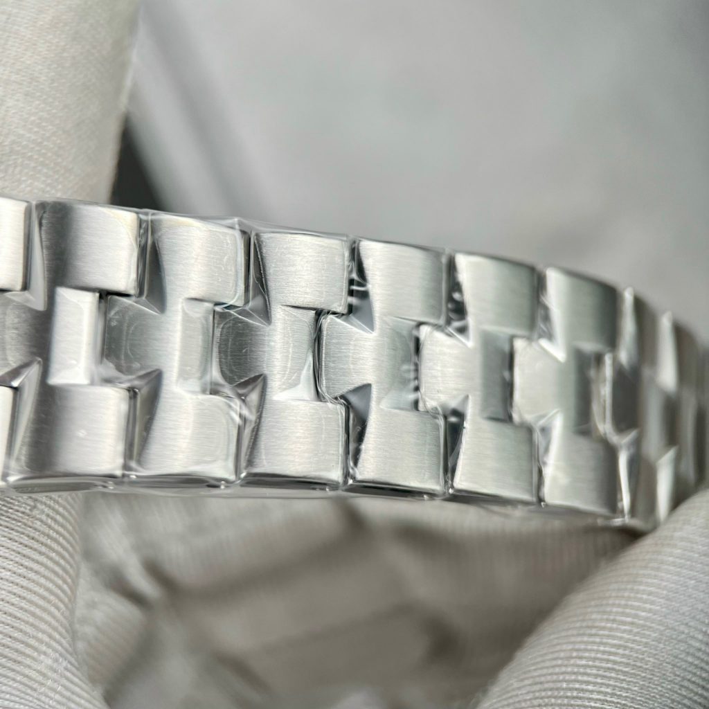 Vacheron Constantin Overseas 7900V Dual Time Blue Dial Replica 41mm (1)