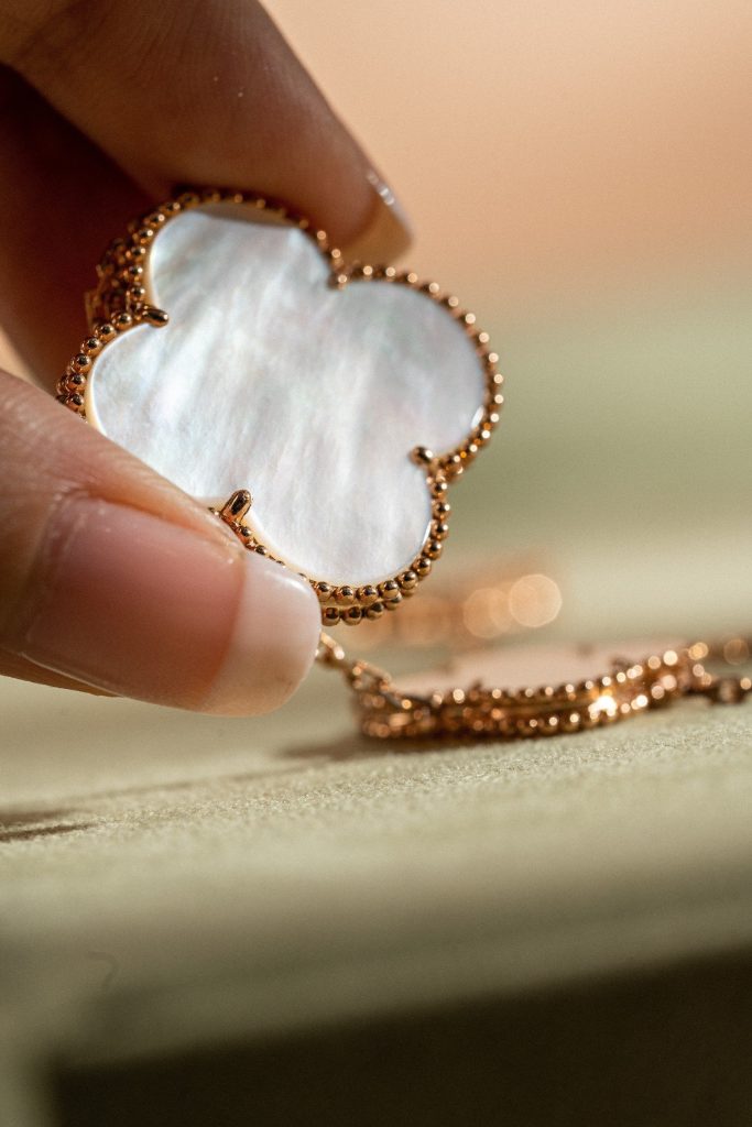 Van Cleef & Arpels Alhambra Pearl Inlay Necklace 6 Motifs Custom Rose Gold 18k (2)