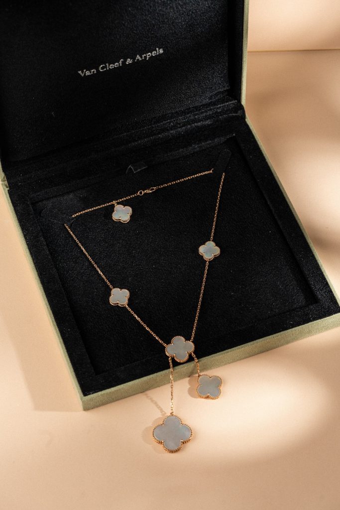 Van Cleef & Arpels Alhambra Pearl Inlay Necklace 6 Motifs Custom Rose Gold 18k (2)