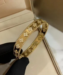 Van Cleef & Arpels Clover Texture Bracelet Custom Diamond Gold 18K (2)