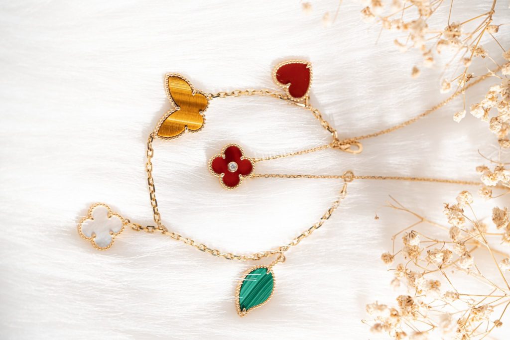 Van Cleef & Arpels Lucky Alhambra Bracelet 4 Motifs Gold 18k Custom Jewelry (2)